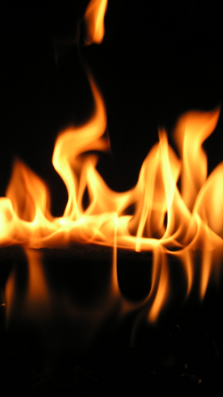 Feuer im Dunkeln Während Der Nacht. Wallpaper in 720x1280 Resolution