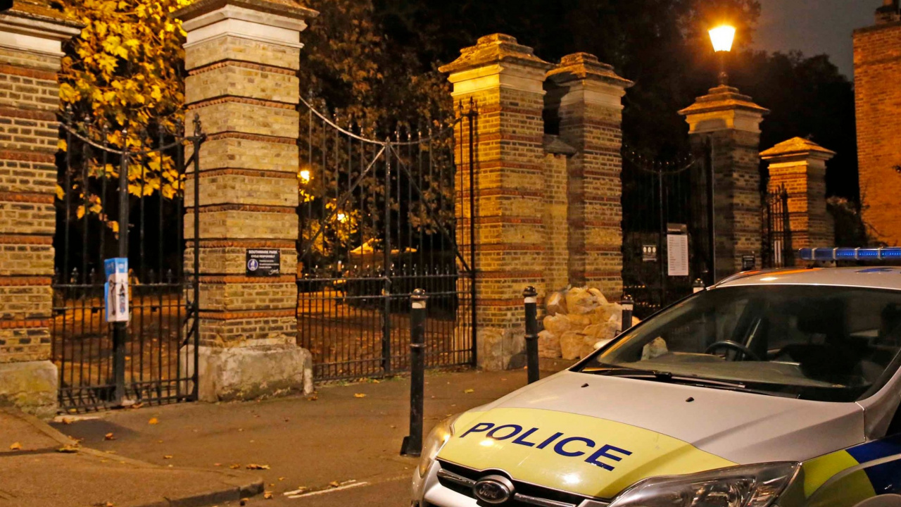 Edificio, Noche, la Luz de Calle, Barrio, Urbe. Wallpaper in 1280x720 Resolution