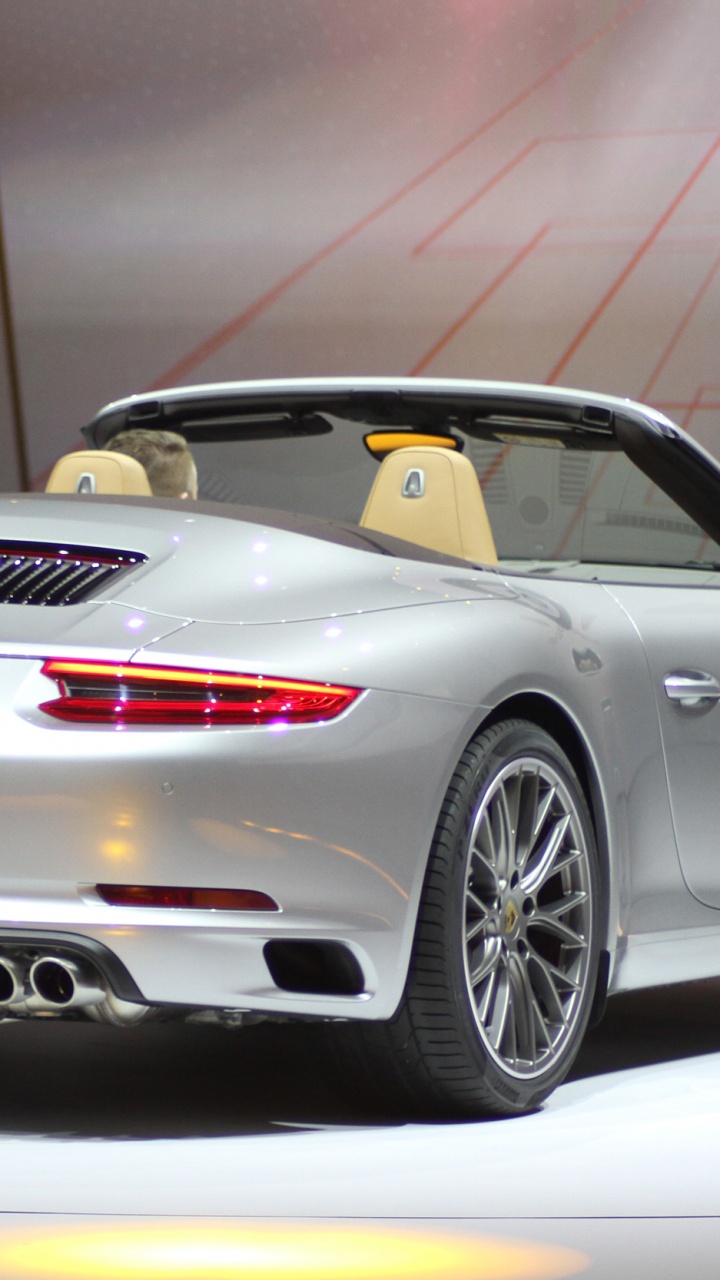 Porsche 911 Blanco Estacionado en Una Habitación. Wallpaper in 720x1280 Resolution