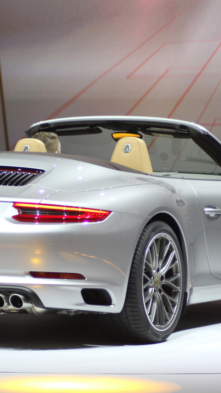 Porsche 911 Blanche Garée Dans Une Chambre. Wallpaper in 750x1334 Resolution