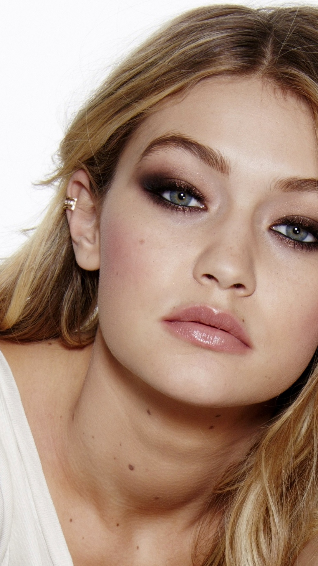 Gigi Hadid, Cartel, Morena, Peinado, Piel. Wallpaper in 1080x1920 Resolution