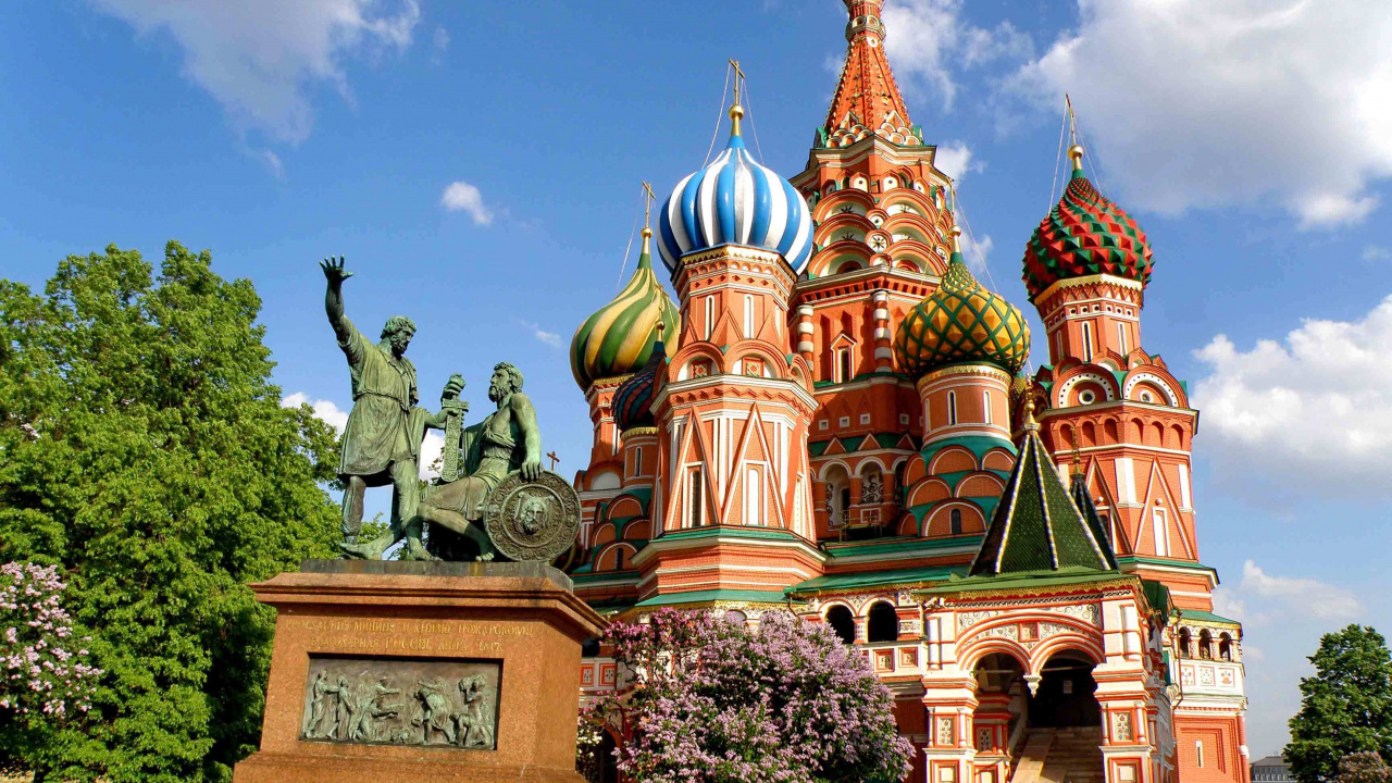 Edificio de Hormigón Marrón y Verde Bajo un Cielo Azul Durante el Día. Wallpaper in 1280x720 Resolution