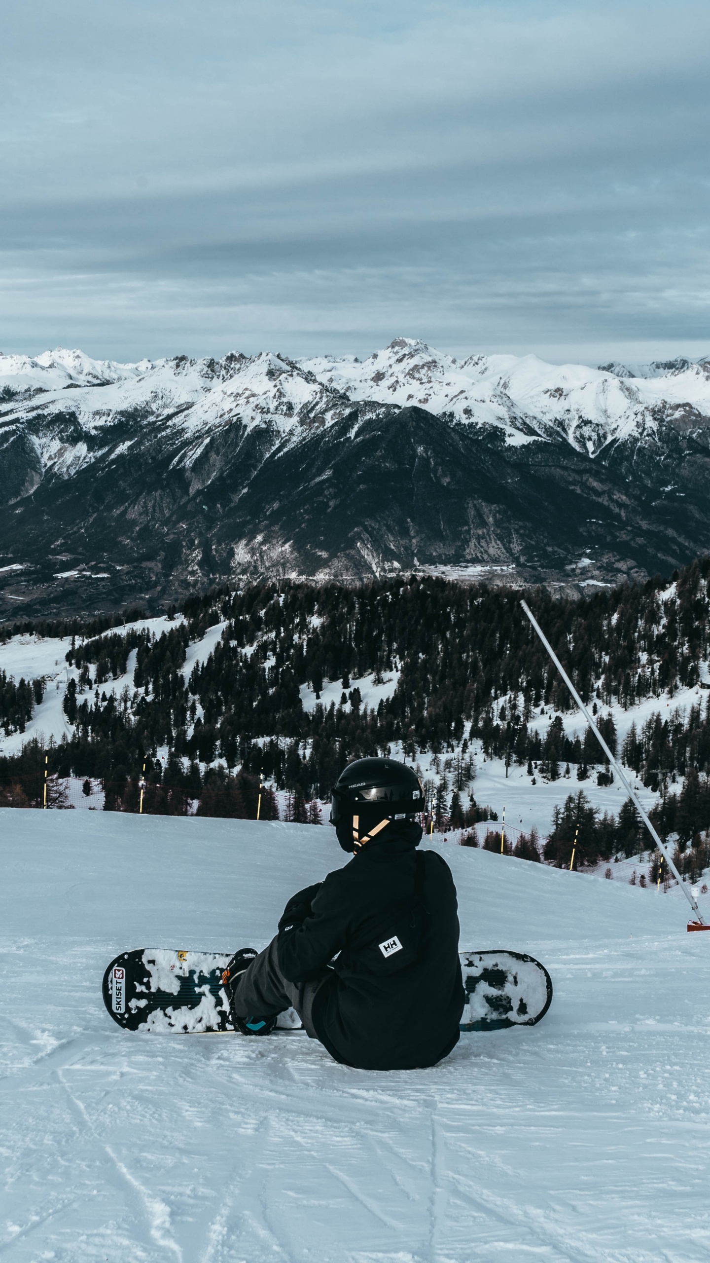 Mann in Schwarzer Jacke, Der Tagsüber Auf Einem Schwarzen Motorrad Auf Schneebedeckten Bergen Fährt. Wallpaper in 1440x2560 Resolution