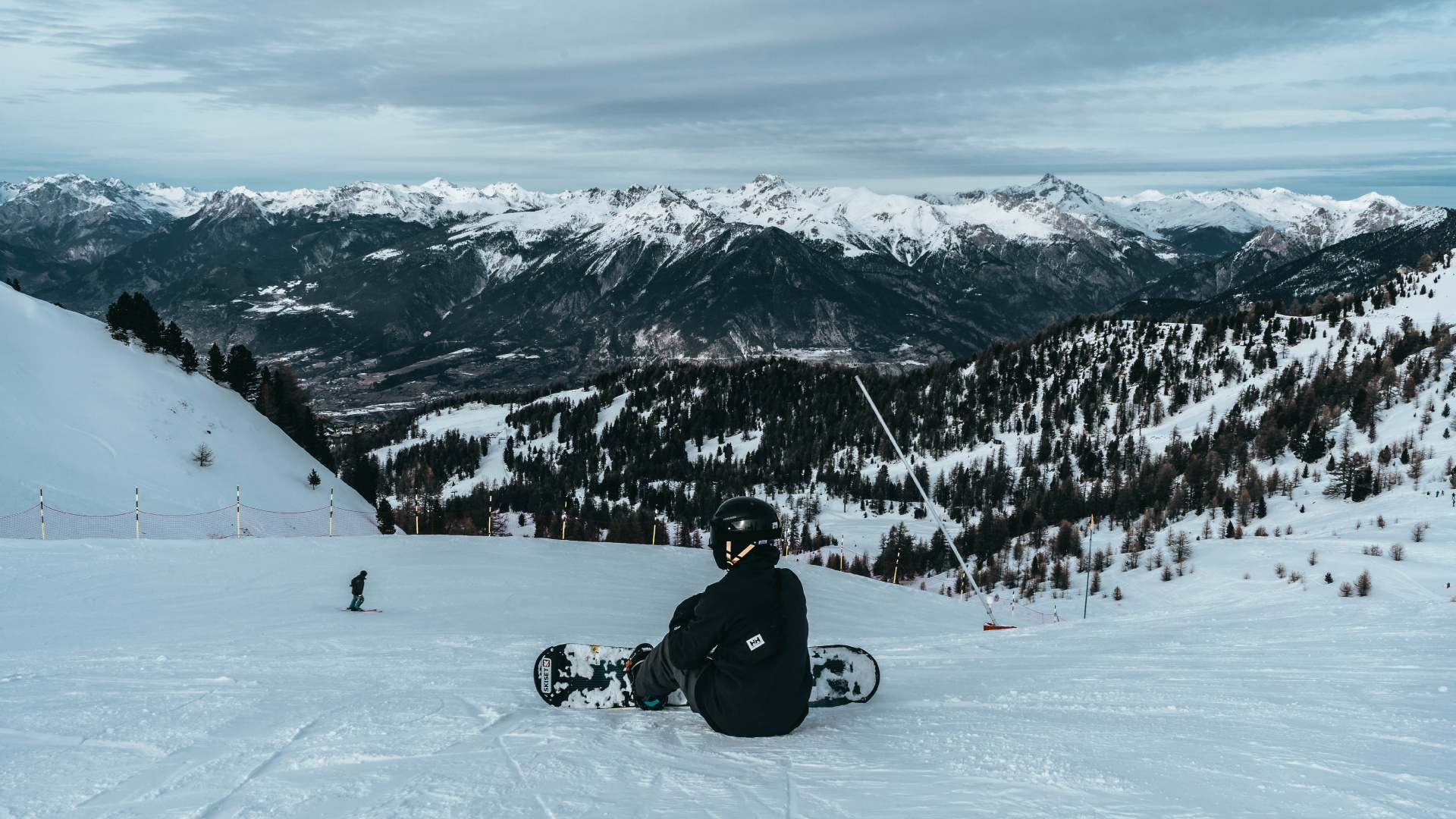 Man in Black Jacket Riding Sur Moto Noire Sur la Montagne Couverte de Neige Pendant la Journée. Wallpaper in 1920x1080 Resolution