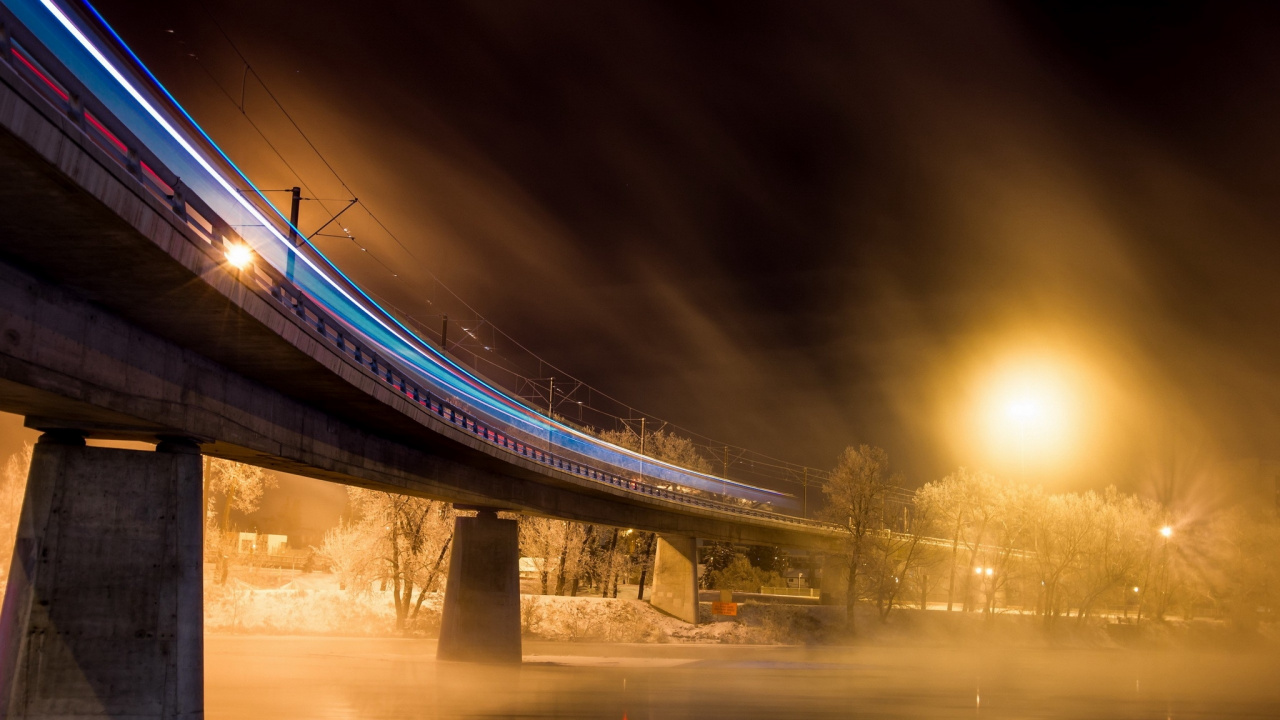 Blau-weiße Brücke Während Der Nacht. Wallpaper in 1280x720 Resolution