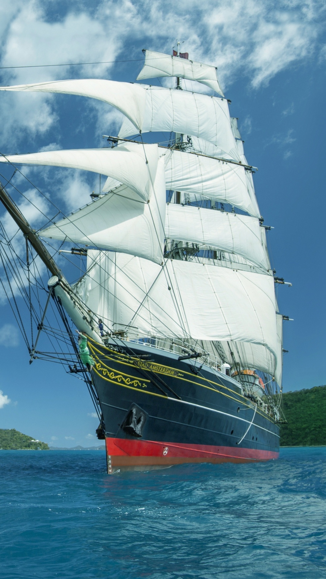 Braunes Und Weißes Schiff Auf See Während Des Tages. Wallpaper in 1080x1920 Resolution