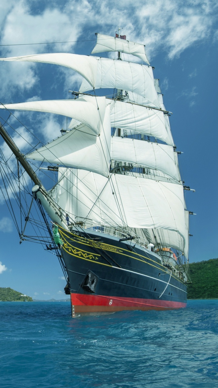 Braunes Und Weißes Schiff Auf See Während Des Tages. Wallpaper in 720x1280 Resolution