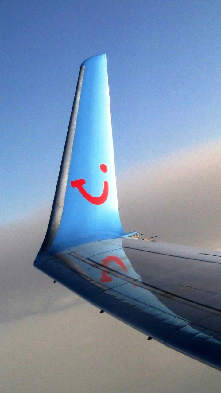 Ala de Avión Blanca y Roja Durante el Día. Wallpaper in 720x1280 Resolution