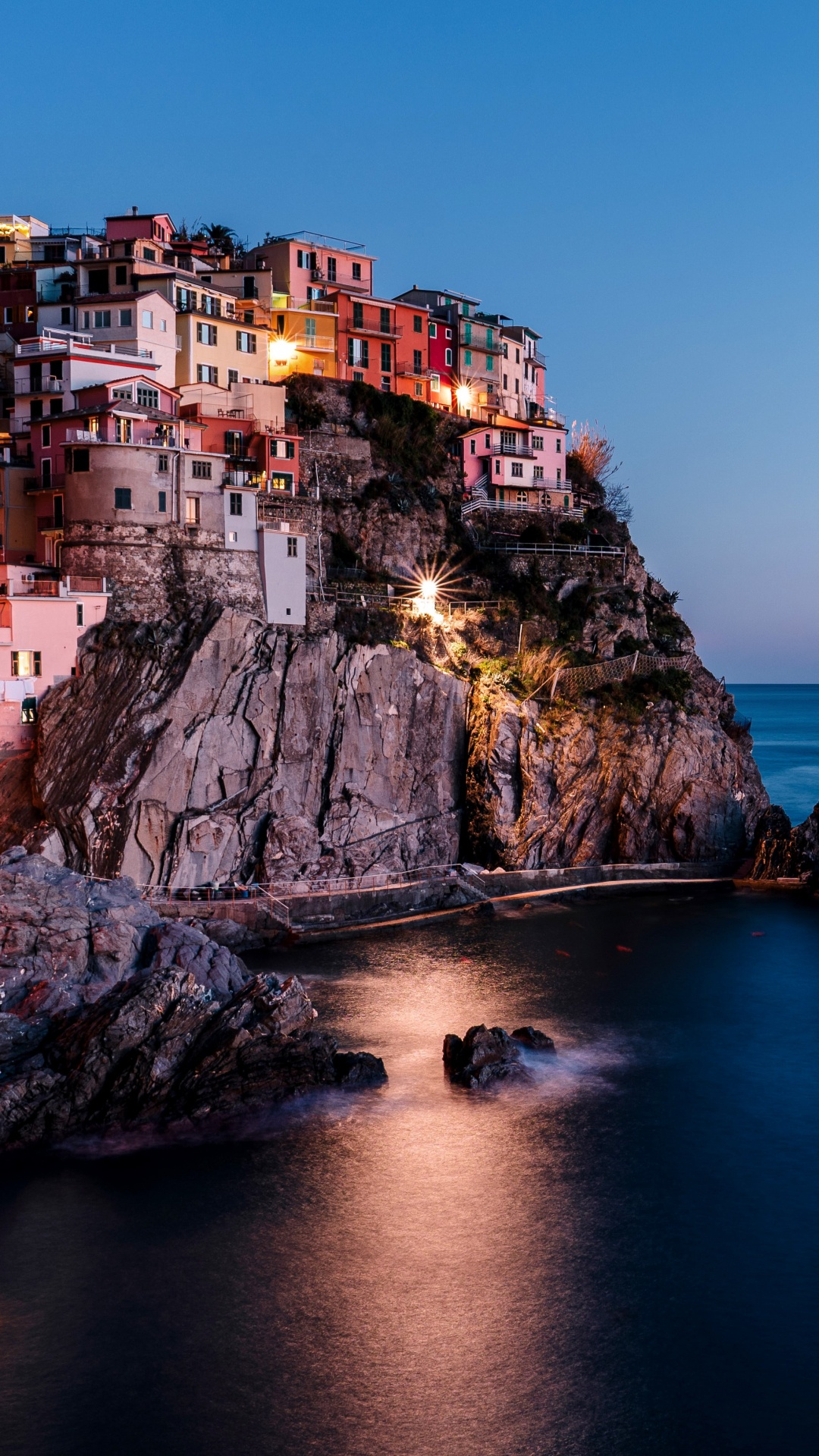 Edificio de Hormigón Marrón Cerca Del Cuerpo de Agua Durante el Día. Wallpaper in 1080x1920 Resolution