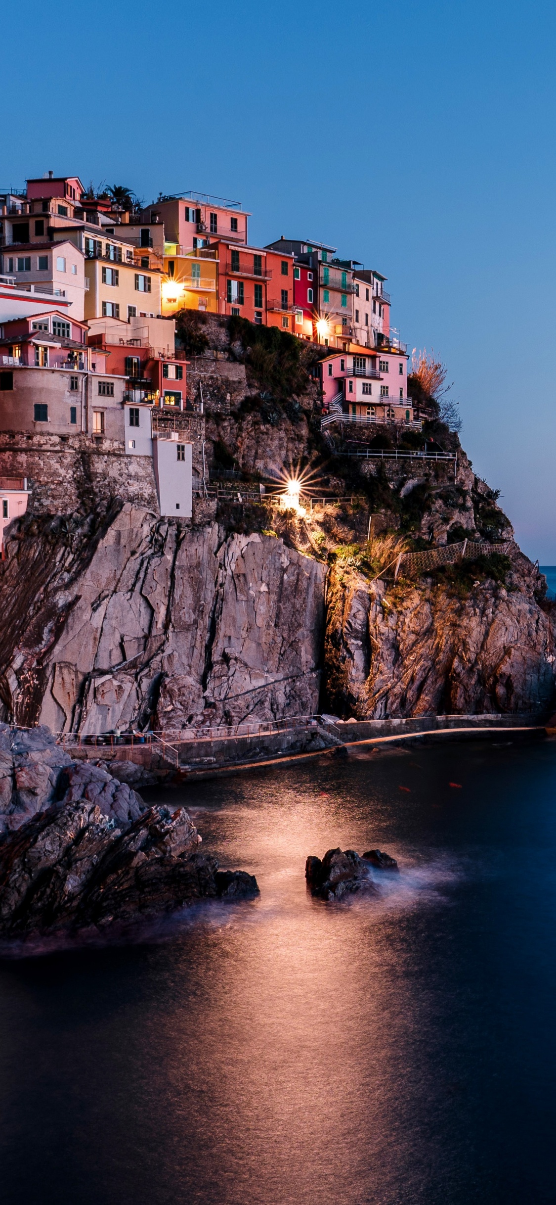 Edificio de Hormigón Marrón Cerca Del Cuerpo de Agua Durante el Día. Wallpaper in 1125x2436 Resolution