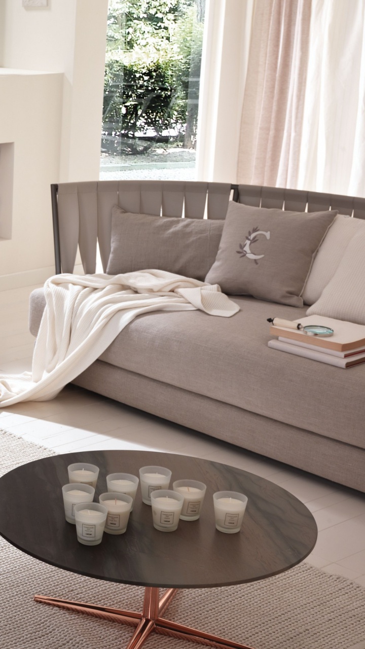 Schwarzer Und Weißer Keramikbecher Auf Dem Tisch. Wallpaper in 720x1280 Resolution