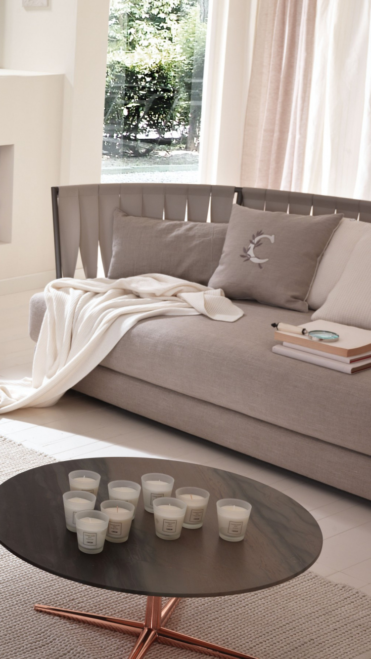 Schwarzer Und Weißer Keramikbecher Auf Dem Tisch. Wallpaper in 750x1334 Resolution