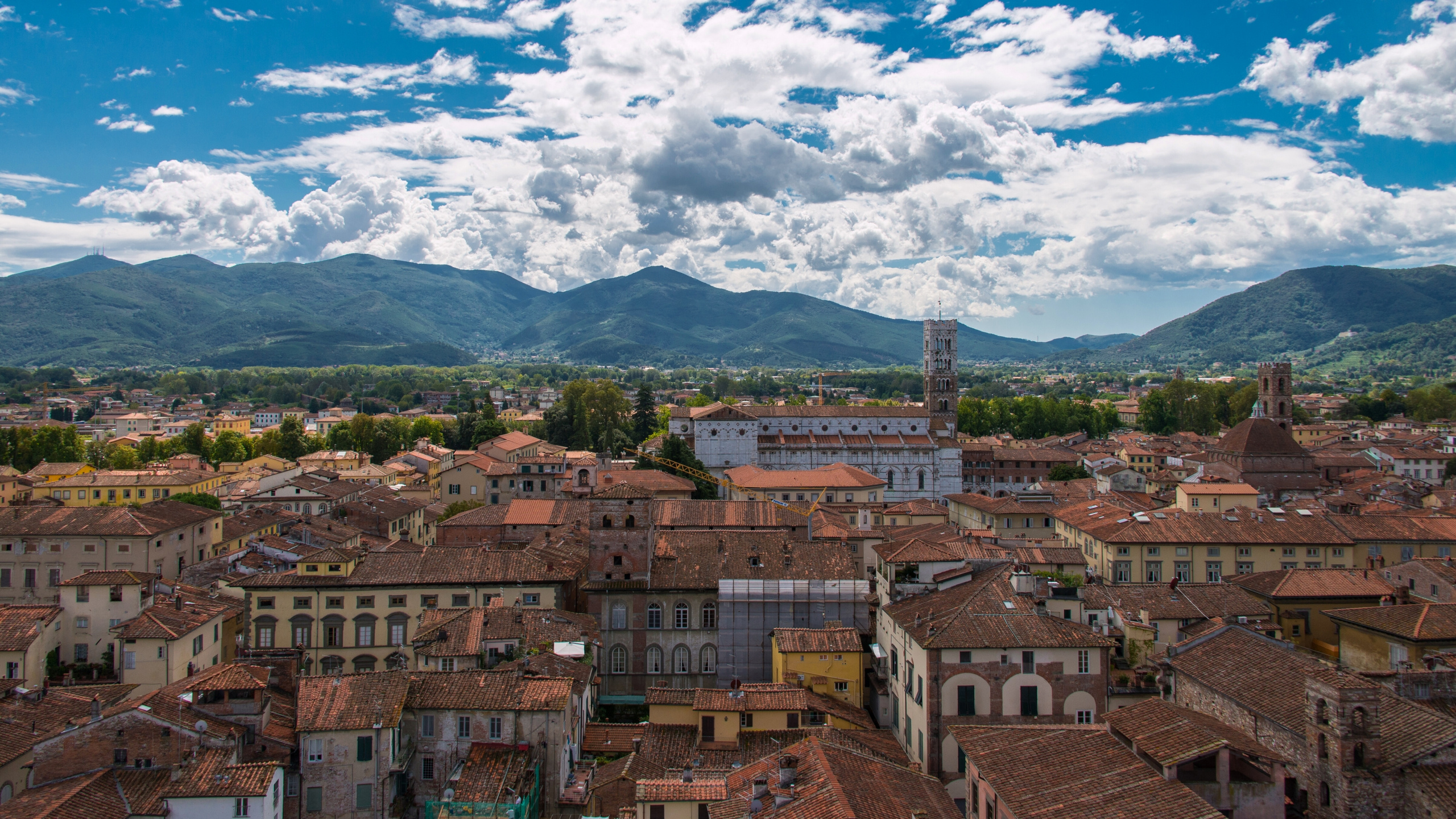 Brown Concrete Buildings Under White Clouds and Blue Sky During Daytime. Wallpaper in 2560x1440 Resolution