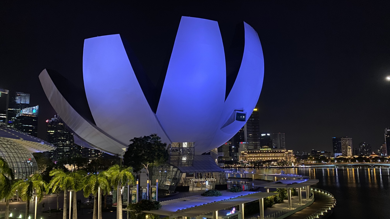 Singapur, Reflexion, Wasser, Wolkenkratzer, Nacht. Wallpaper in 1366x768 Resolution