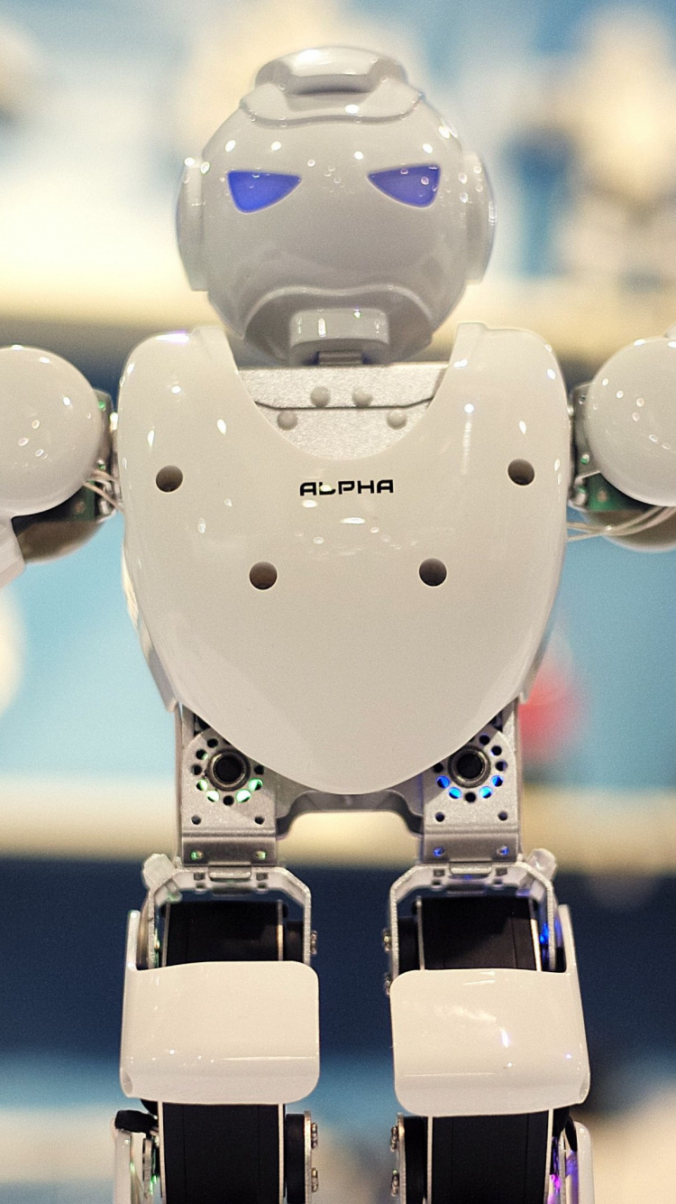 Weißes Roboterspielzeug in Tilt-Shift-Linse. Wallpaper in 750x1334 Resolution