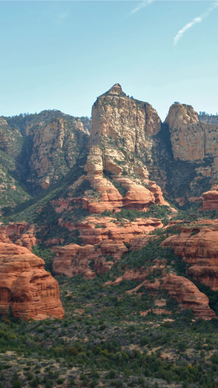 Montaña Rocosa Marrón Bajo un Cielo Azul Durante el Día. Wallpaper in 750x1334 Resolution