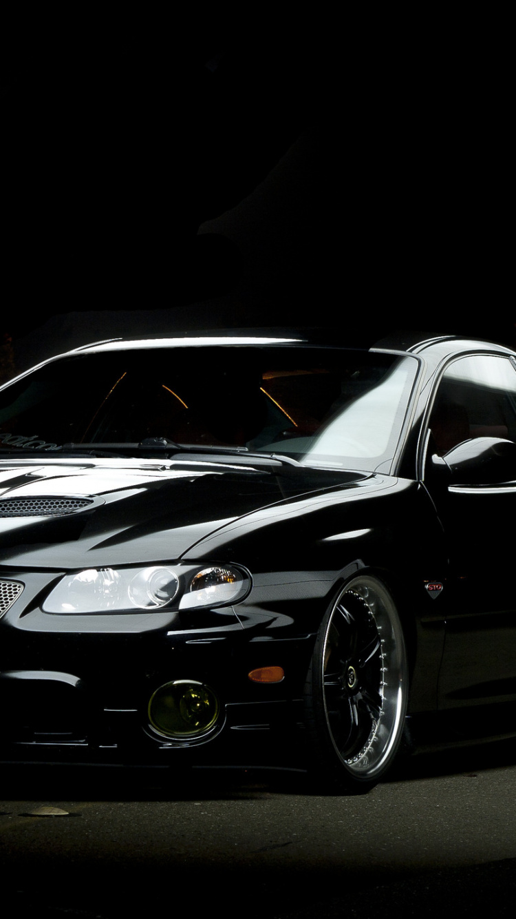 Schwarzes Mercedes-benz-coupé Auf Schwarzem Hintergrund. Wallpaper in 750x1334 Resolution