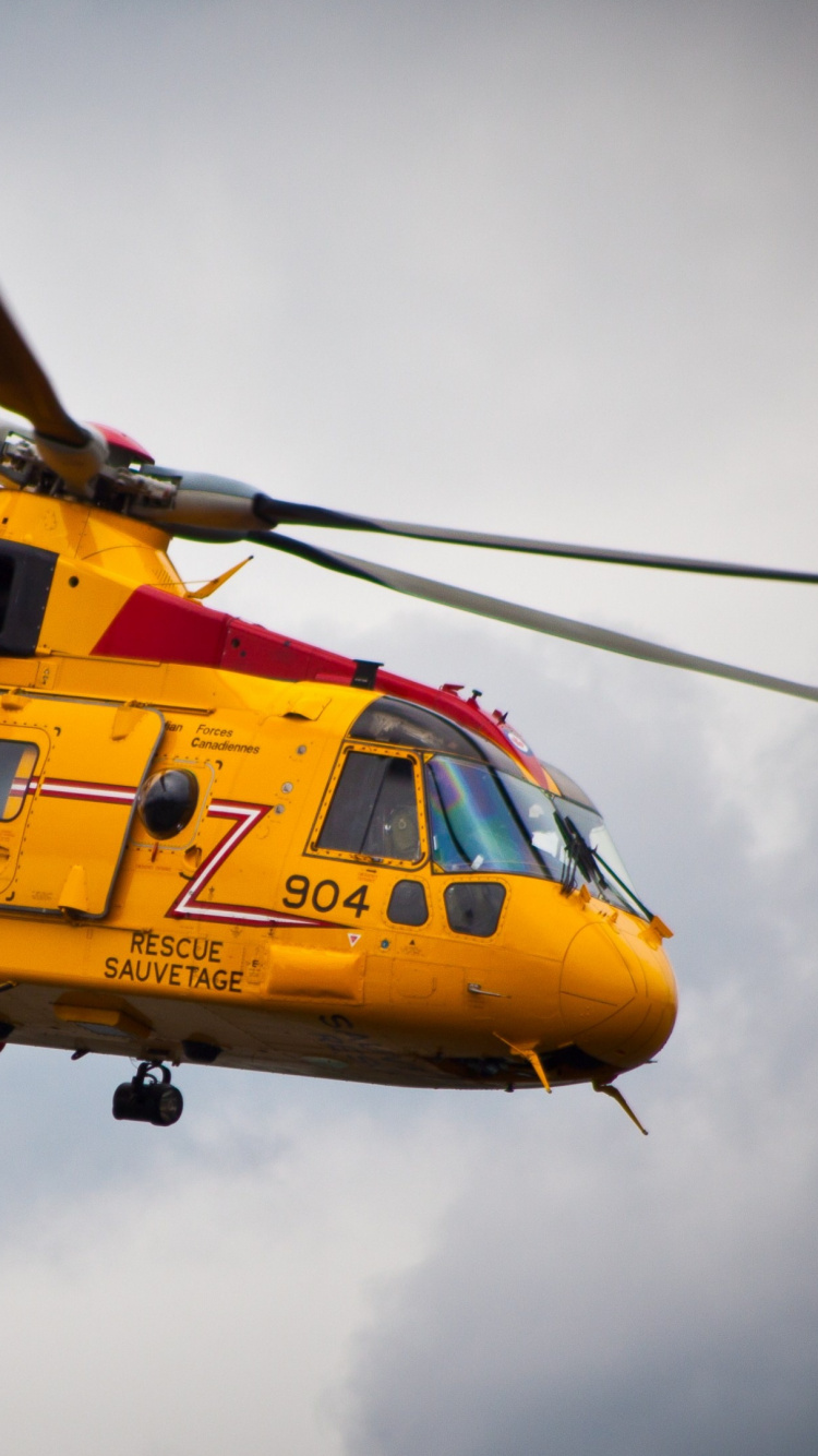 Helicóptero Amarillo y Rojo Volando en el Cielo. Wallpaper in 750x1334 Resolution