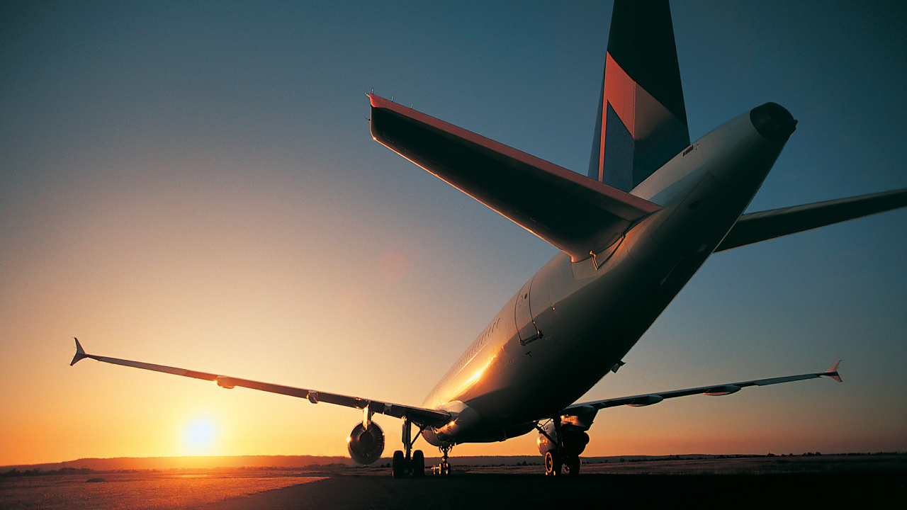 Weißes Und Rotes Flugzeug Tagsüber in Der Luft. Wallpaper in 1280x720 Resolution