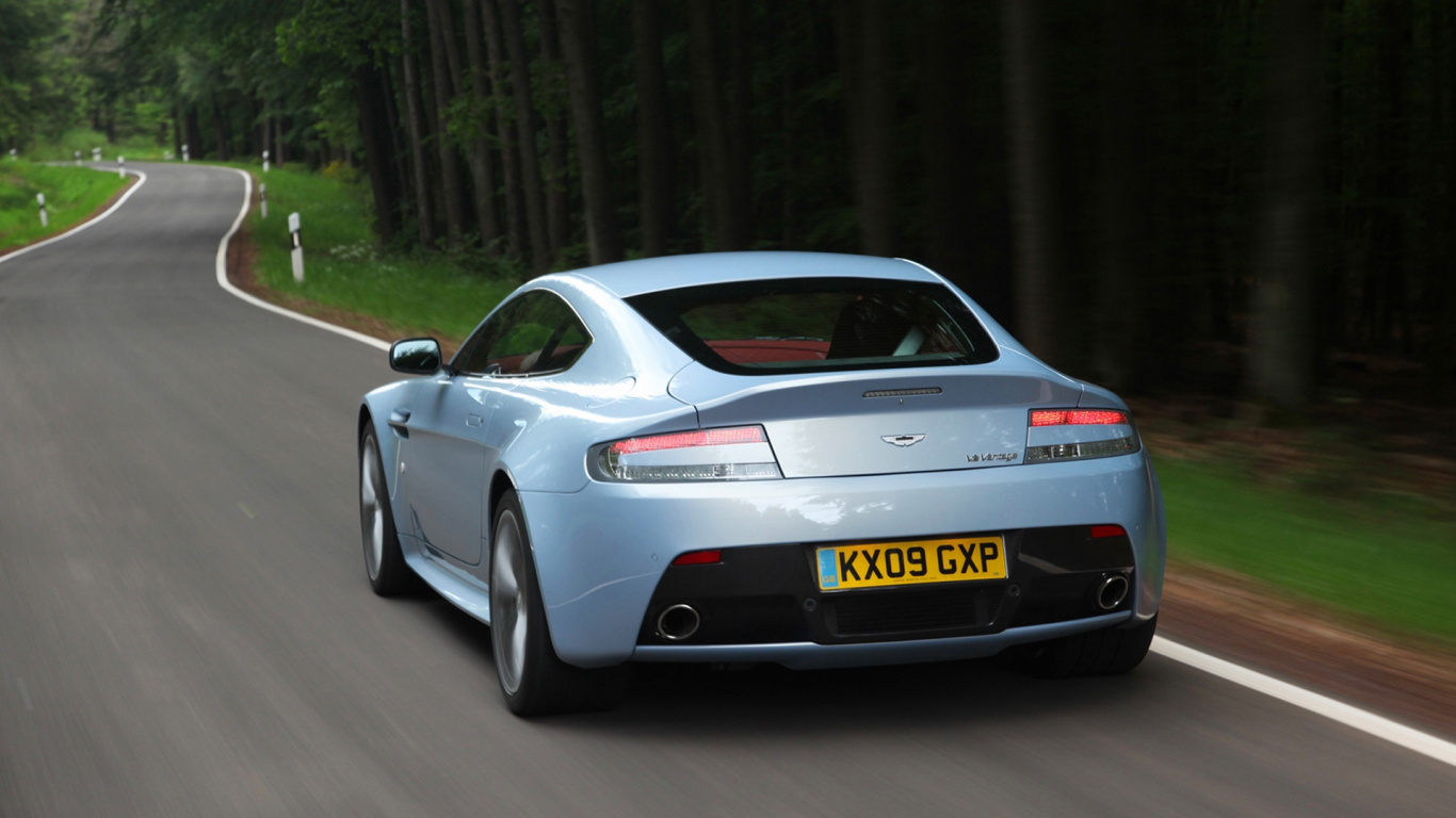 Porsche 911 Blanche Sur Route Pendant la Journée. Wallpaper in 1366x768 Resolution