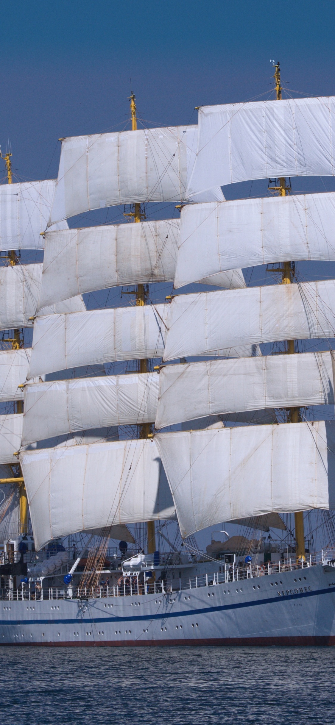 Weißes Segelboot Tagsüber Auf See Sea. Wallpaper in 1125x2436 Resolution