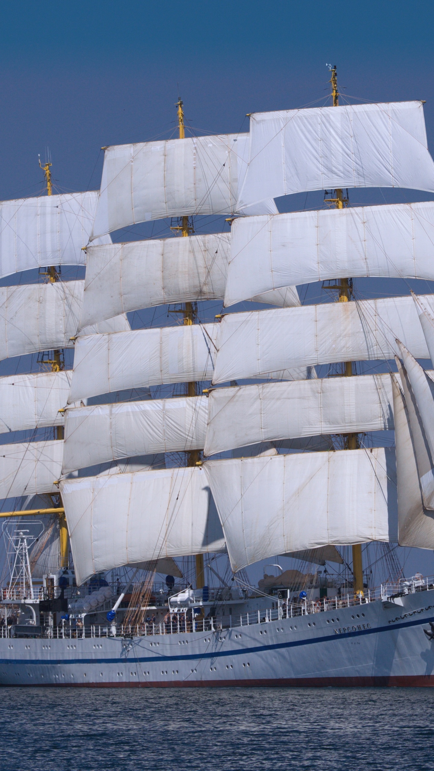 Weißes Segelboot Tagsüber Auf See Sea. Wallpaper in 1440x2560 Resolution