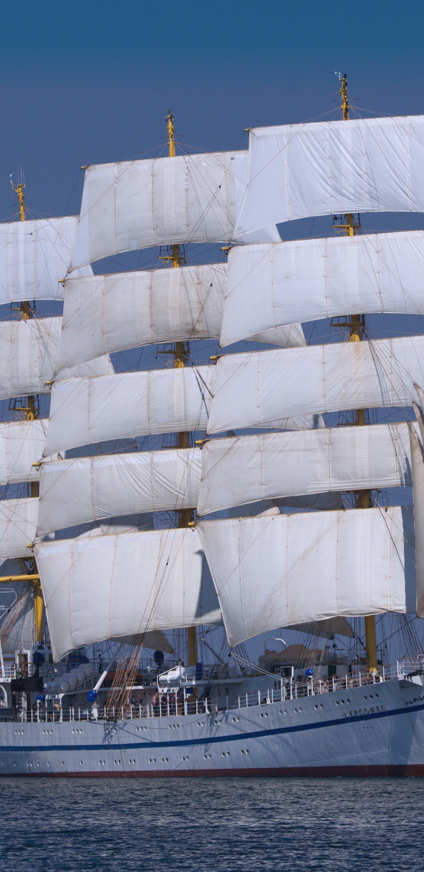 Weißes Segelboot Tagsüber Auf See Sea. Wallpaper in 1440x2960 Resolution
