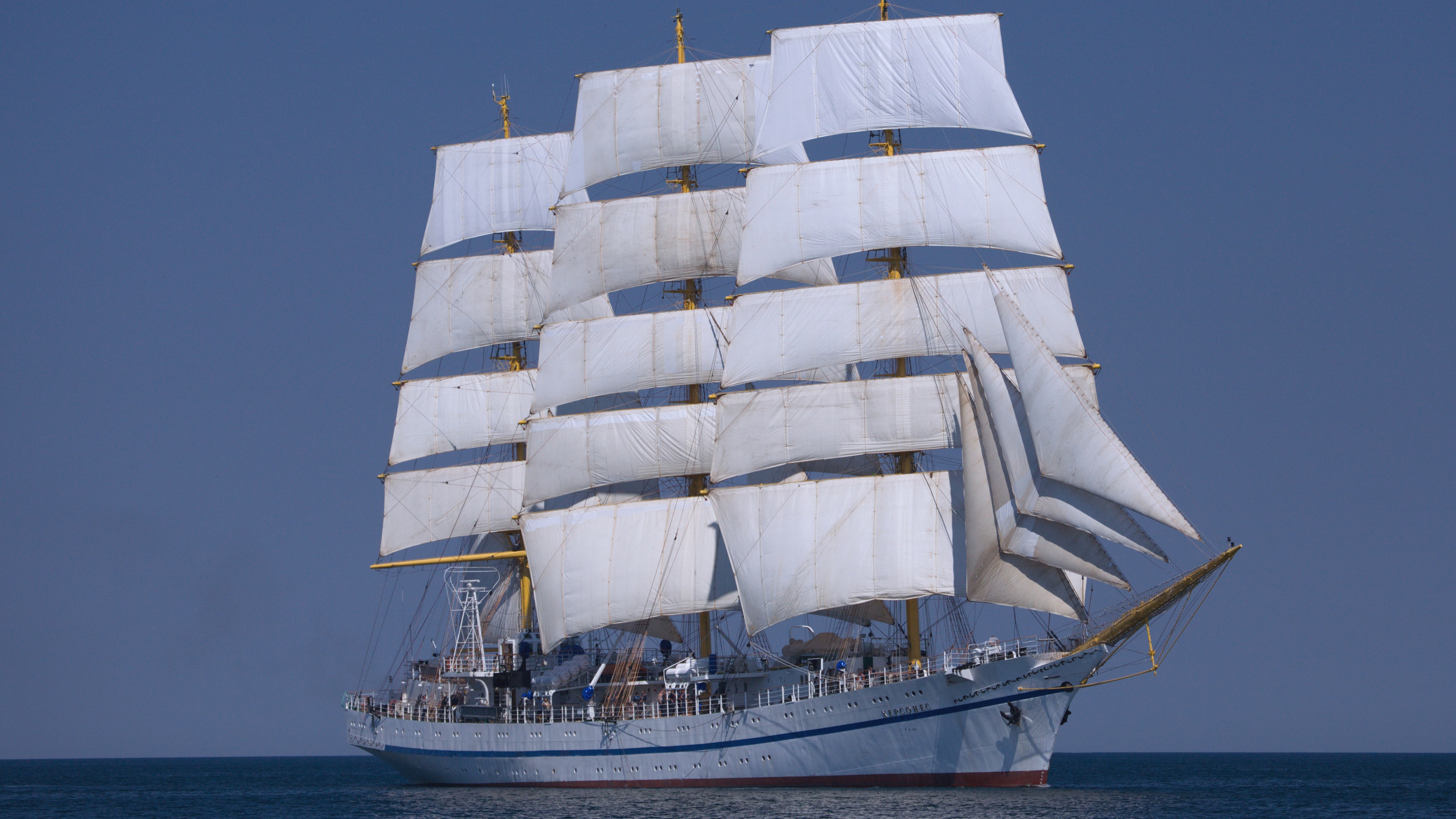 Weißes Segelboot Tagsüber Auf See Sea. Wallpaper in 3840x2160 Resolution