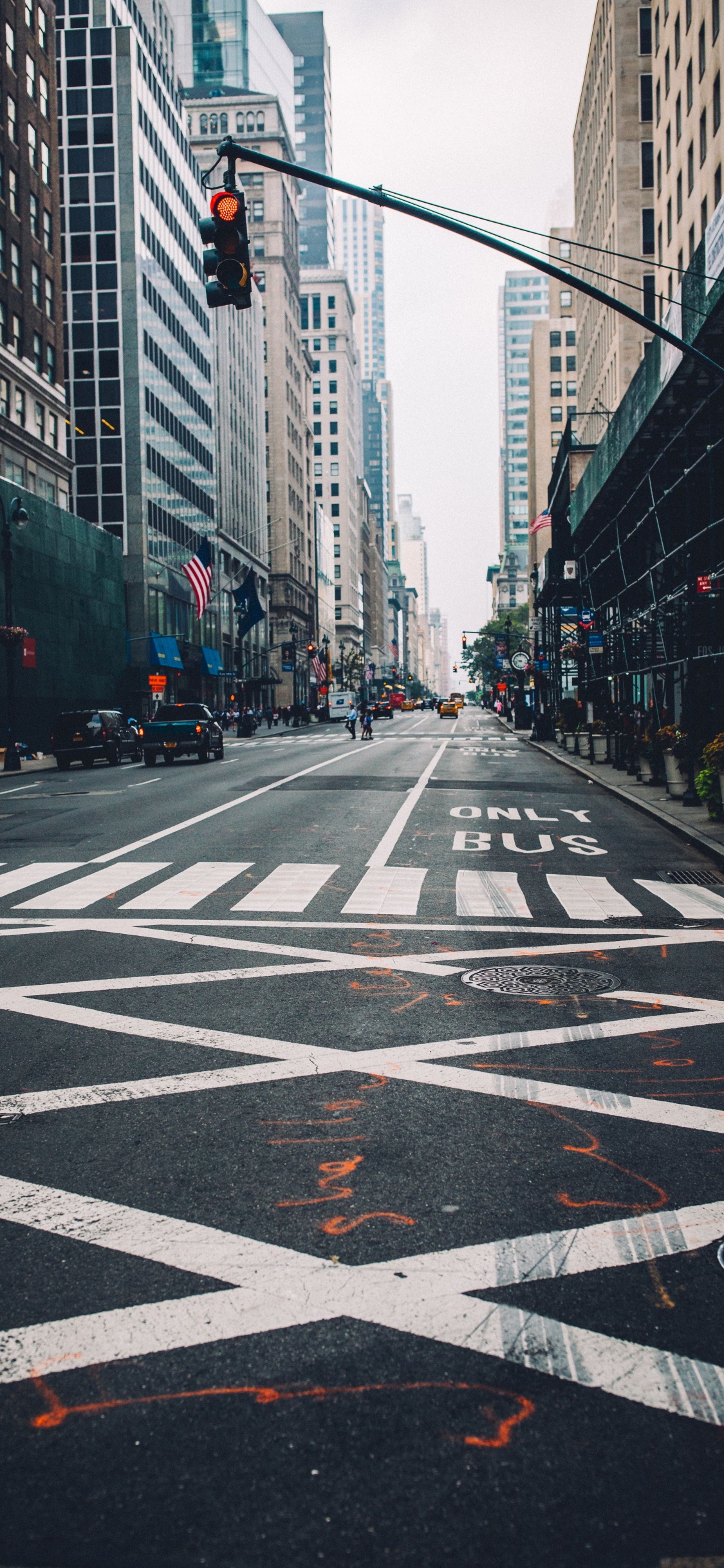 Black and White Pedestrian Lane. Wallpaper in 1125x2436 Resolution