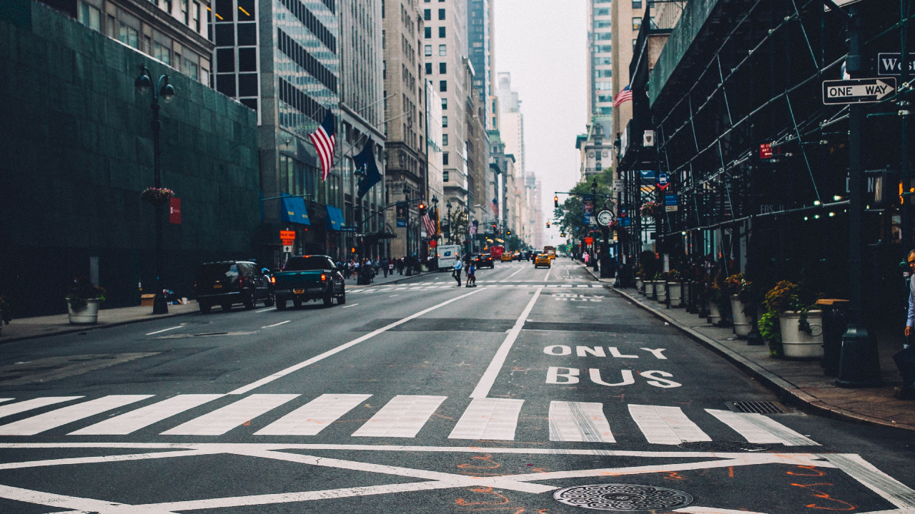 Black and White Pedestrian Lane. Wallpaper in 1280x720 Resolution