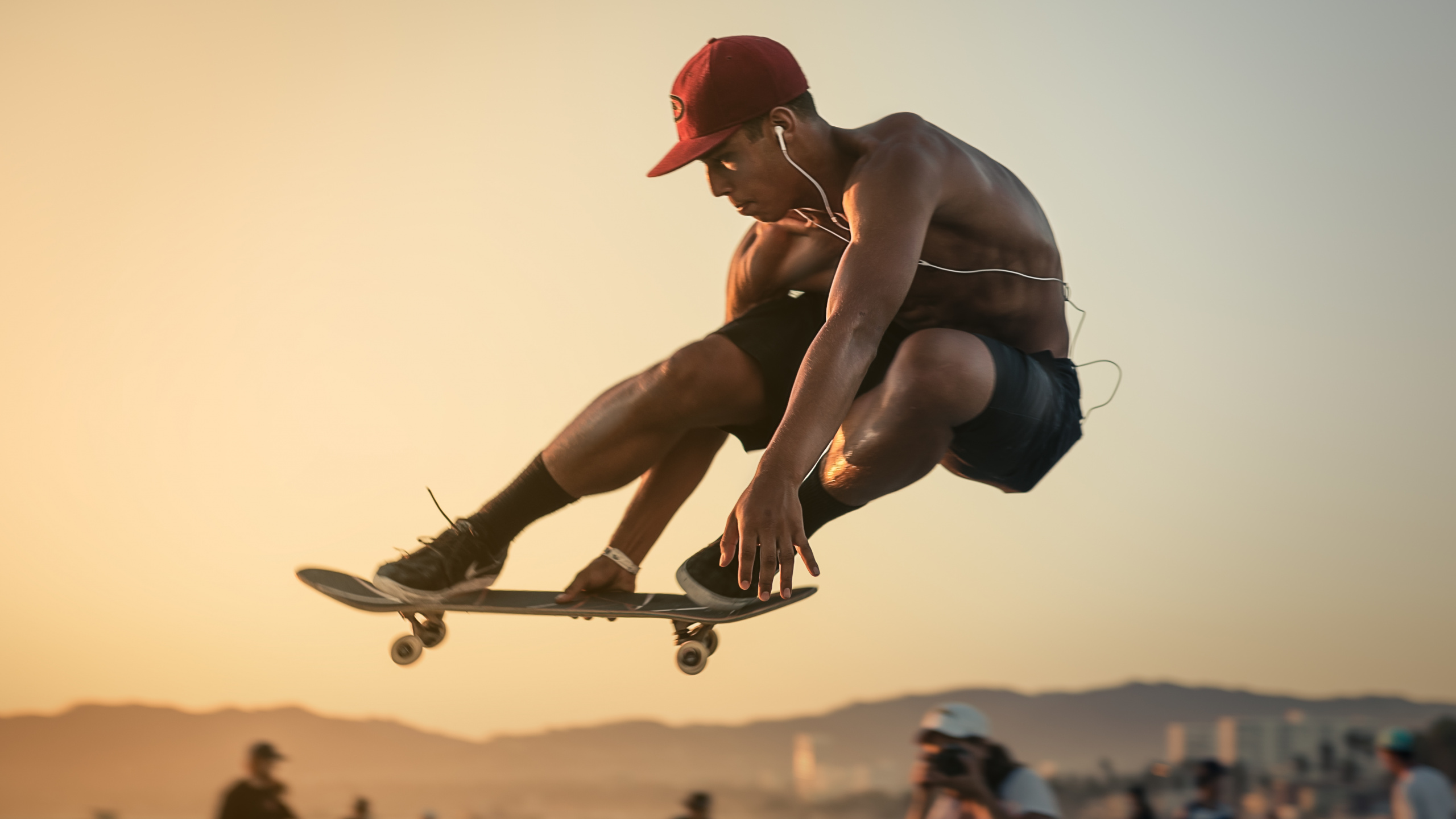 Homme en Casquette Rouge et Short Bleu Faisant Des Cascades. Wallpaper in 2560x1440 Resolution