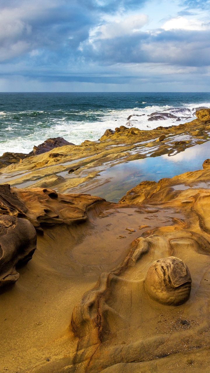 Formation de Roche Brune au Bord de la Mer Pendant la Journée. Wallpaper in 720x1280 Resolution