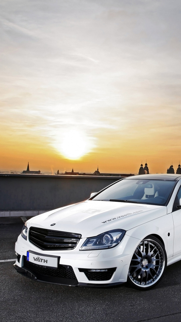 Berline Blanche Sur Route Goudronnée Grise Pendant le Coucher du Soleil. Wallpaper in 750x1334 Resolution