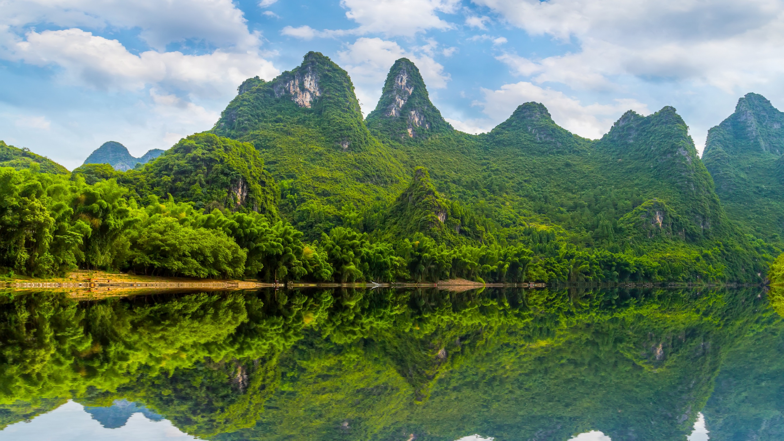 Green Mountain Beside Body of Water During Daytime. Wallpaper in 2560x1440 Resolution