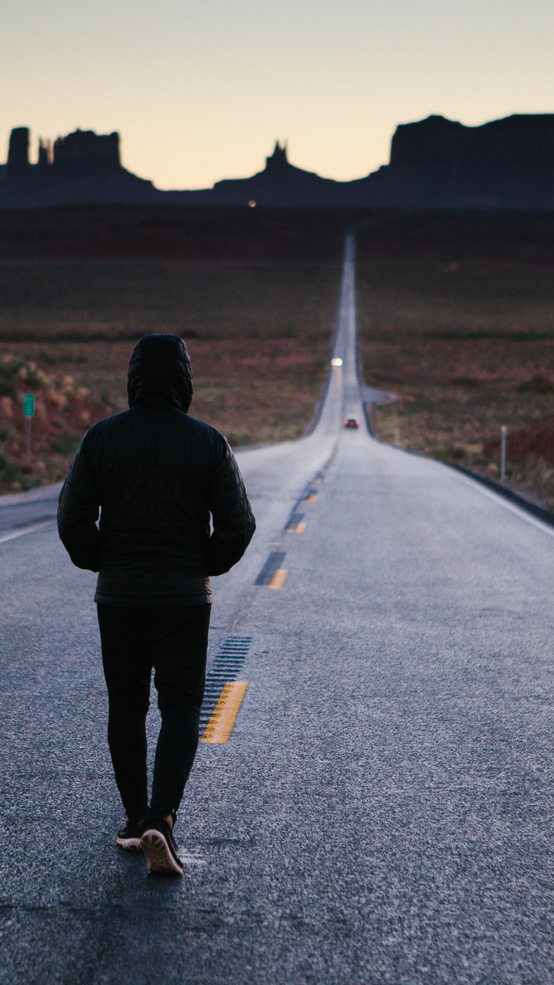 Homme en Veste Noire Marchant Sur la Route Pendant la Journée. Wallpaper in 1080x1920 Resolution