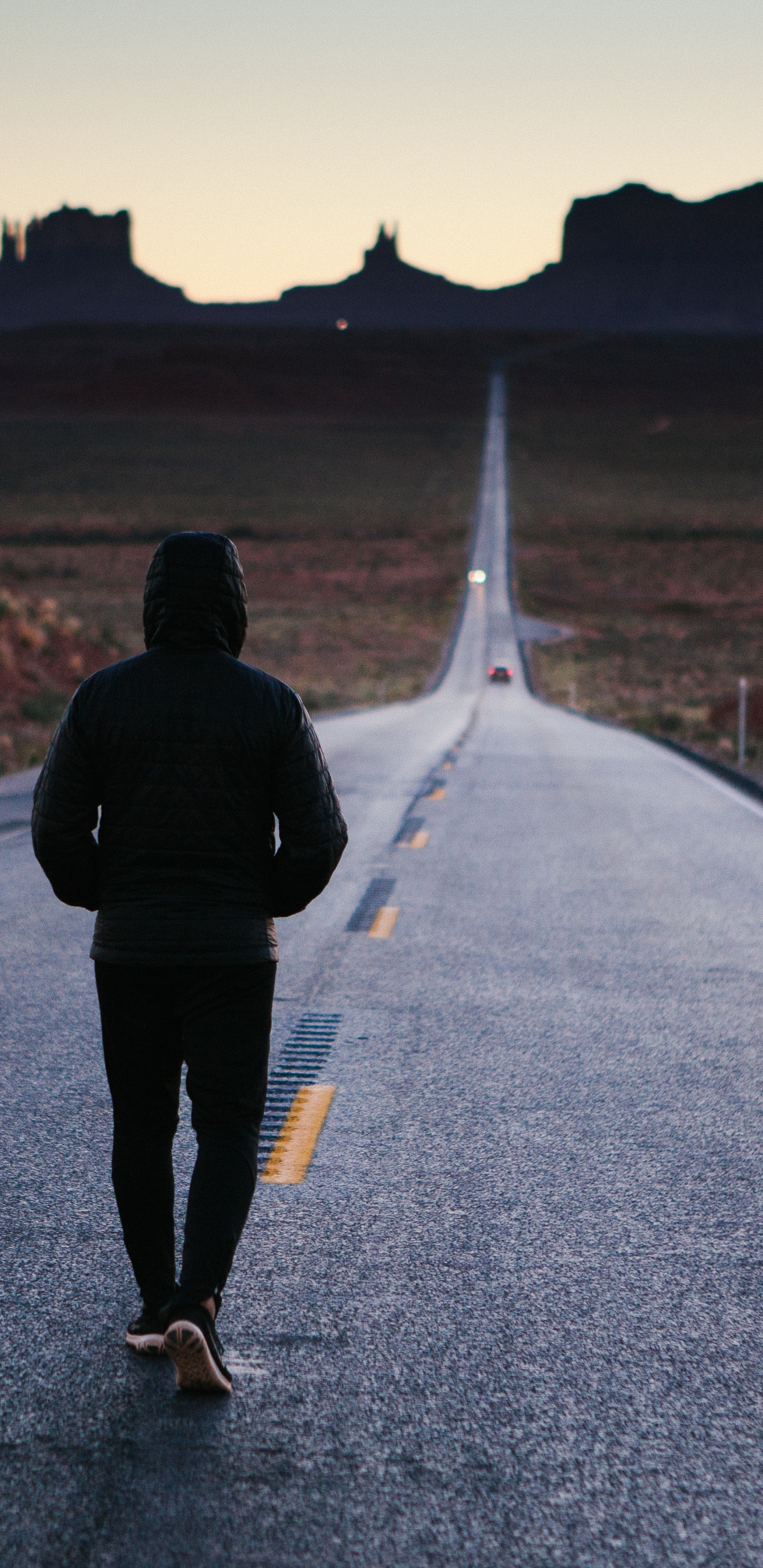 Homme en Veste Noire Marchant Sur la Route Pendant la Journée. Wallpaper in 1440x2960 Resolution