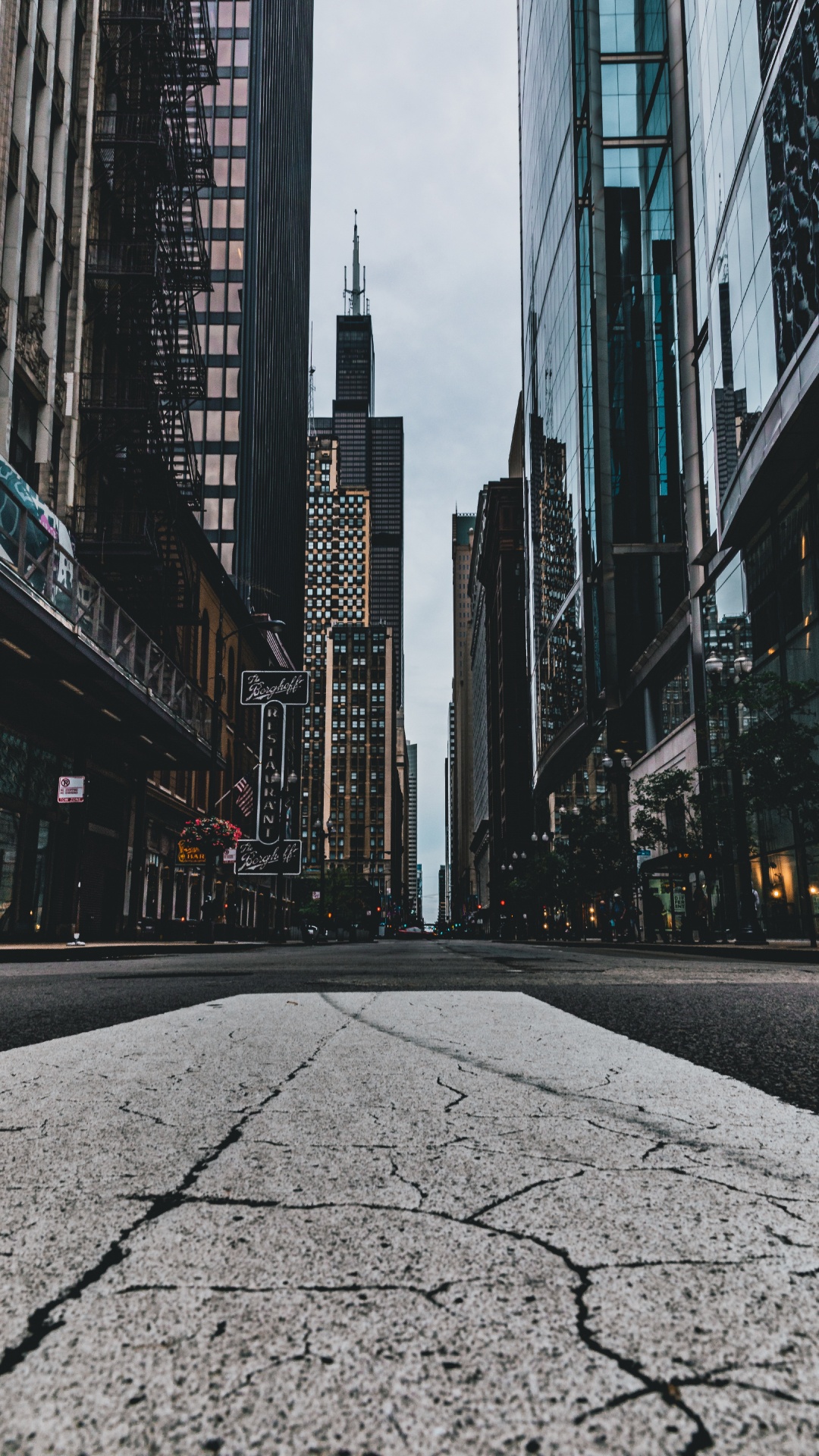 Camino de Hormigón Gris Entre Edificios de Gran Altura Durante el Día. Wallpaper in 1080x1920 Resolution