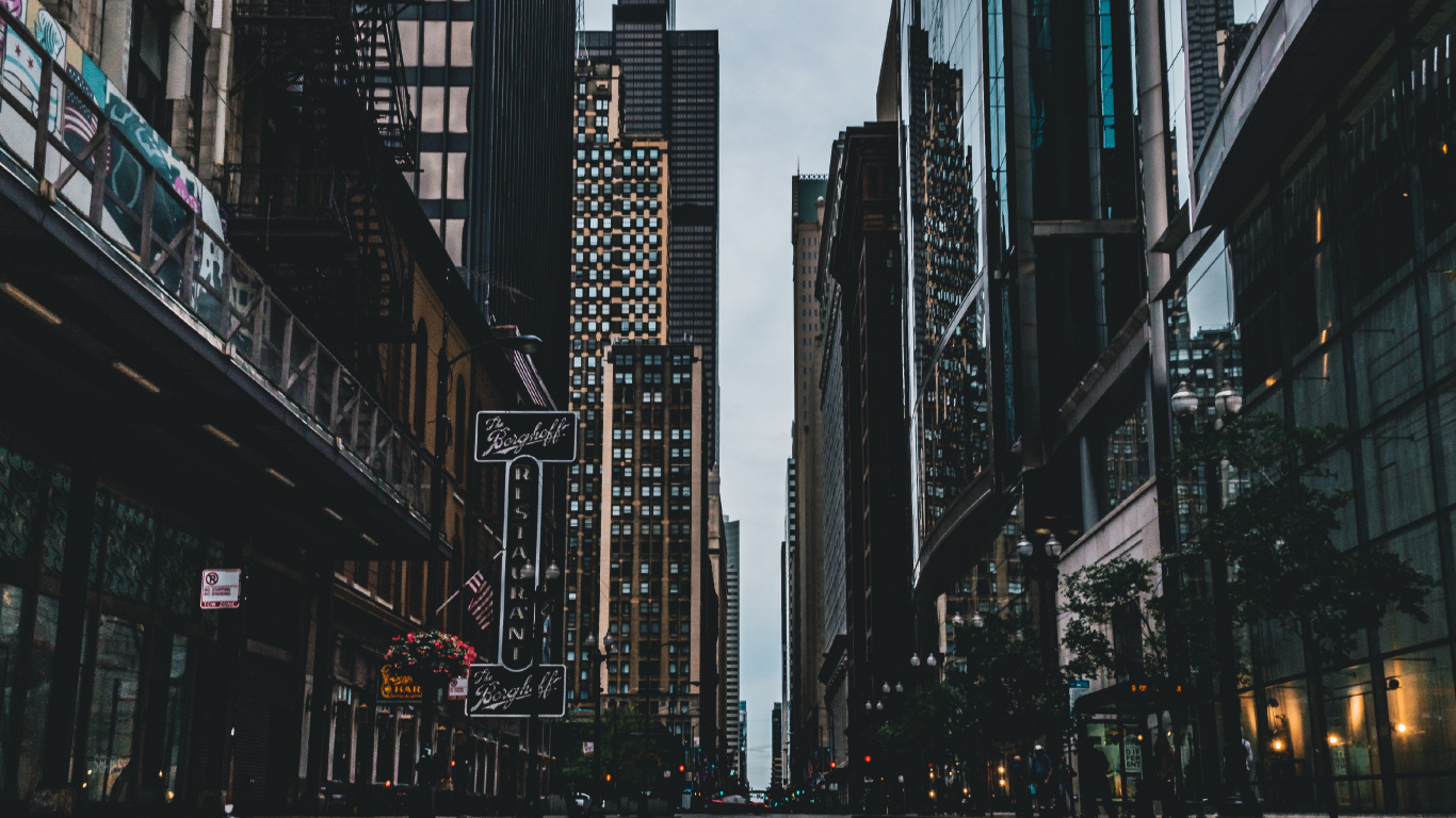 Camino de Hormigón Gris Entre Edificios de Gran Altura Durante el Día. Wallpaper in 1366x768 Resolution