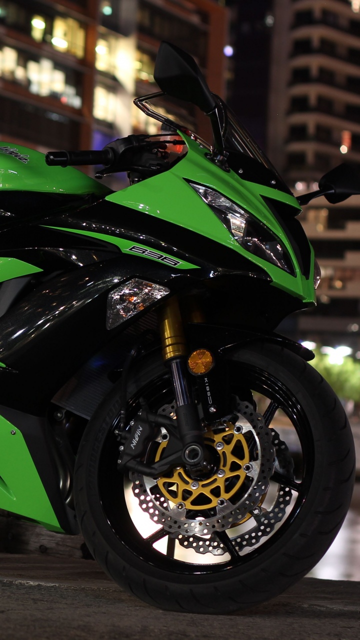 Green and Black Honda Sports Bike. Wallpaper in 720x1280 Resolution