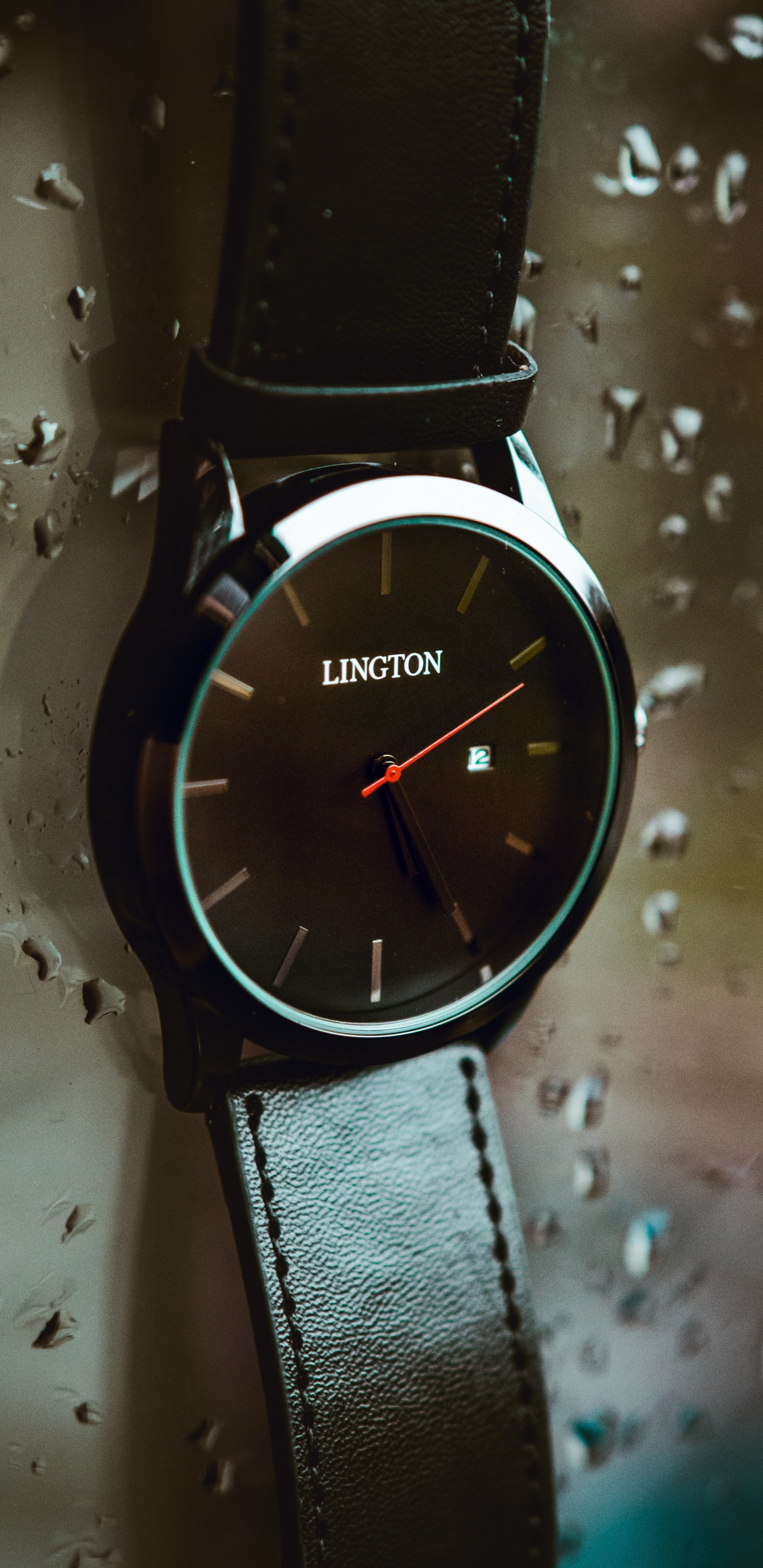 Montre Analogique Ronde Noire et Argentée Avec Bracelet en Cuir Noir. Wallpaper in 1440x2960 Resolution