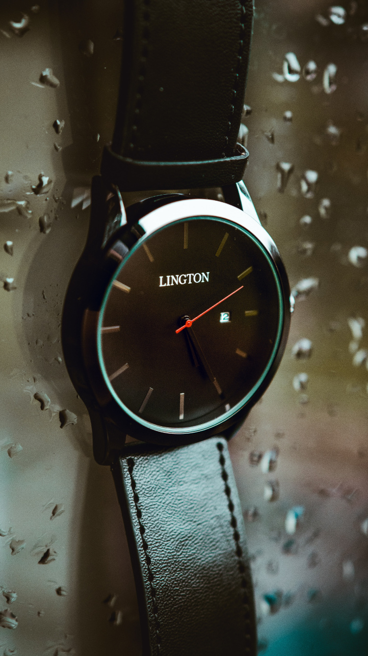 Montre Analogique Ronde Noire et Argentée Avec Bracelet en Cuir Noir. Wallpaper in 750x1334 Resolution