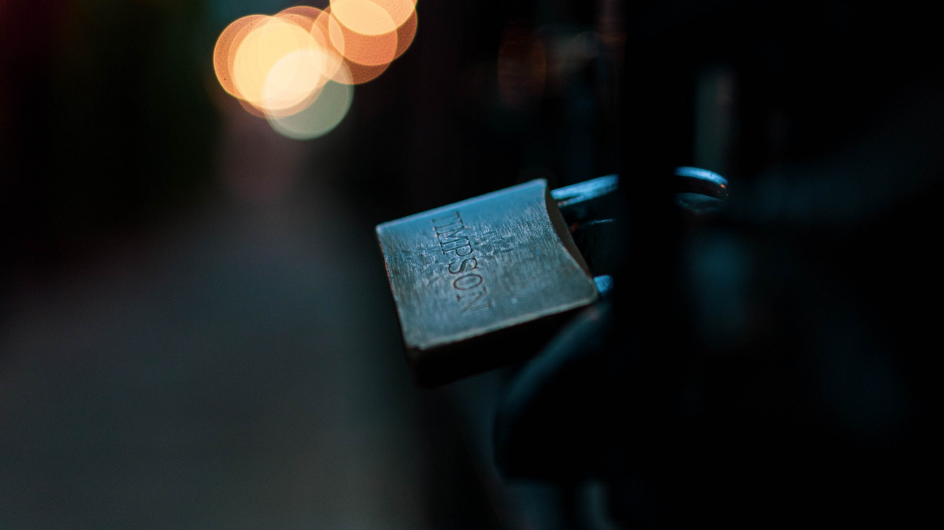 Cadenas Gris Sur Clôture en Métal Noir Pendant la Nuit. Wallpaper in 1366x768 Resolution