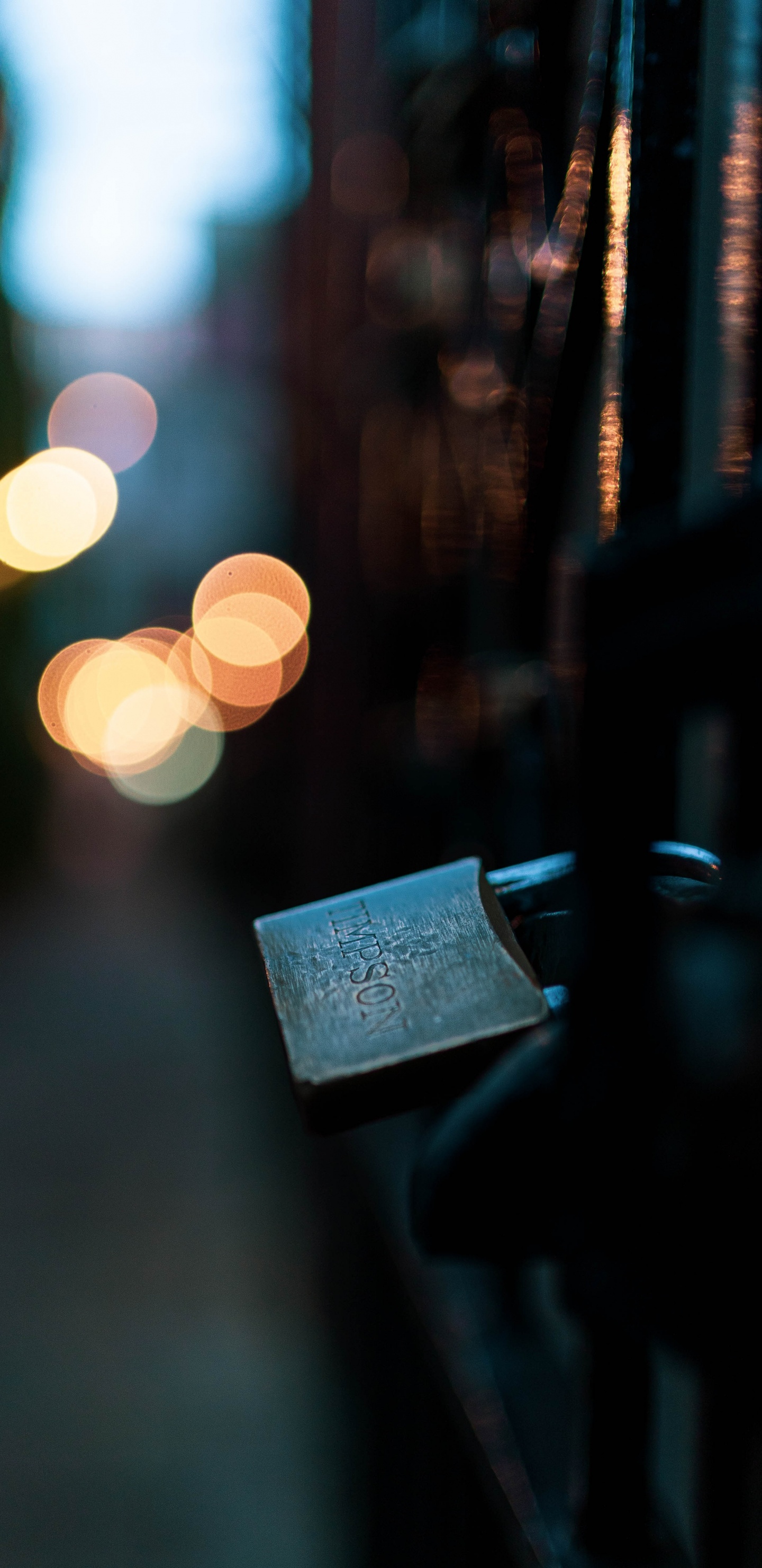 Cadenas Gris Sur Clôture en Métal Noir Pendant la Nuit. Wallpaper in 1440x2960 Resolution