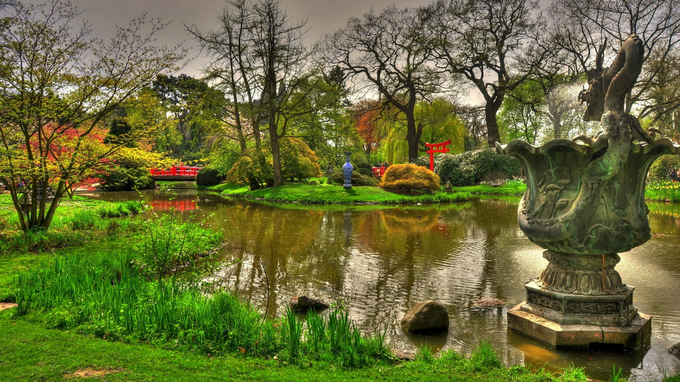 Green Grass Field Near Body of Water During Daytime. Wallpaper in 1366x768 Resolution