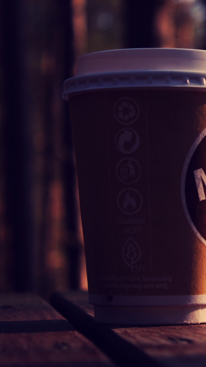 Braun-weißer Einwegbecher Auf Braunem Holztisch. Wallpaper in 720x1280 Resolution