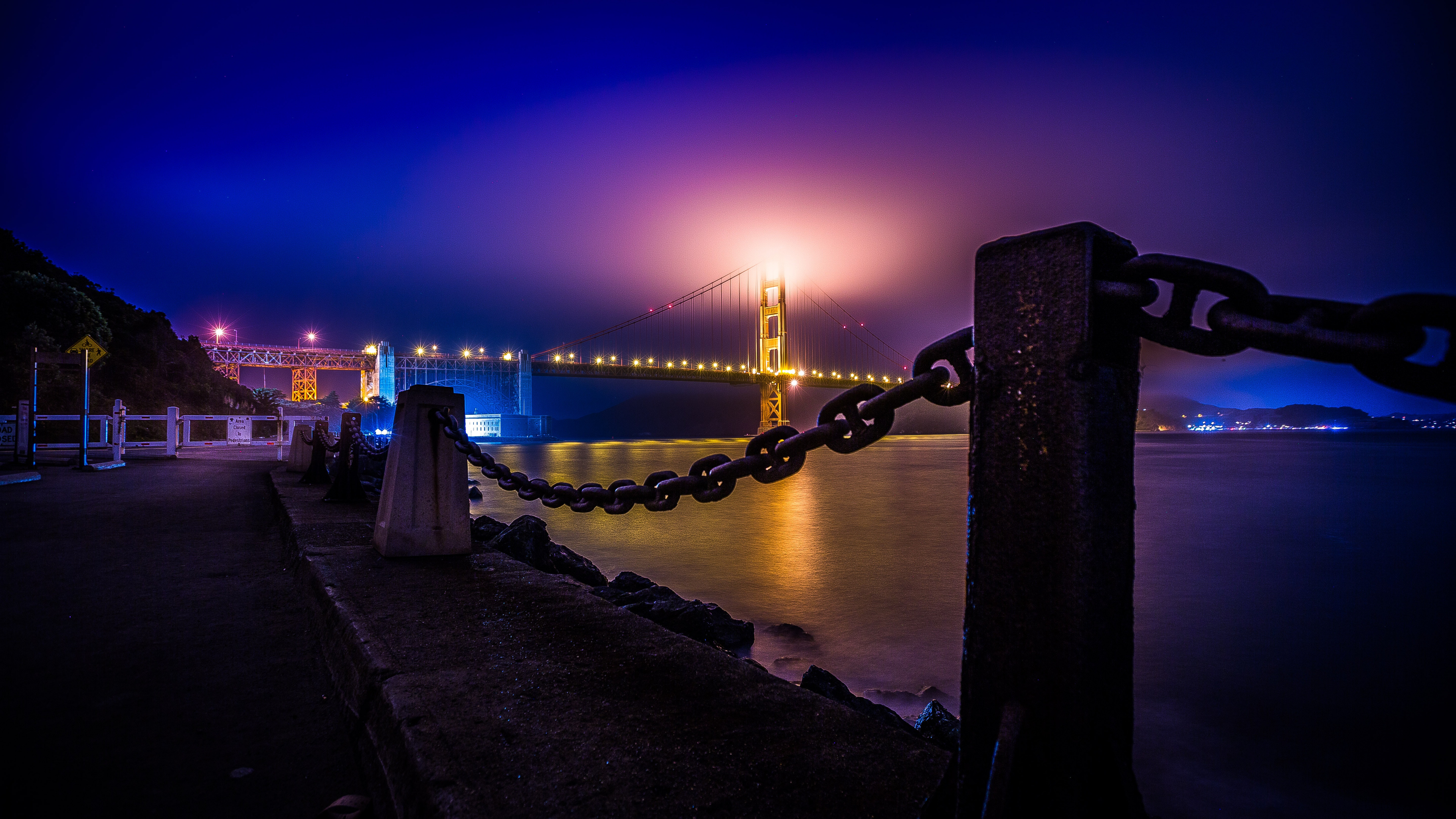 Gente Caminando en el Puente Durante la Noche. Wallpaper in 3840x2160 Resolution