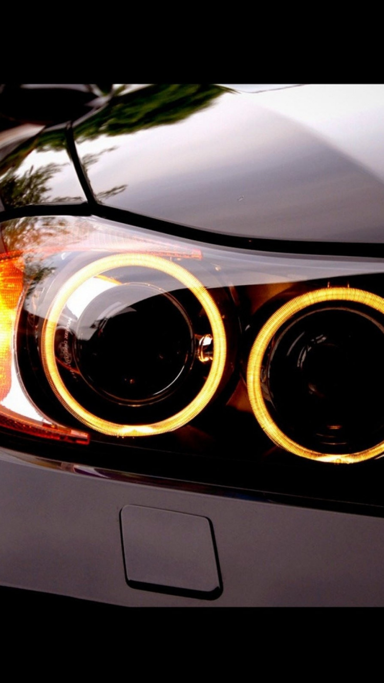 Coche Negro Con Luz Lateral. Wallpaper in 750x1334 Resolution