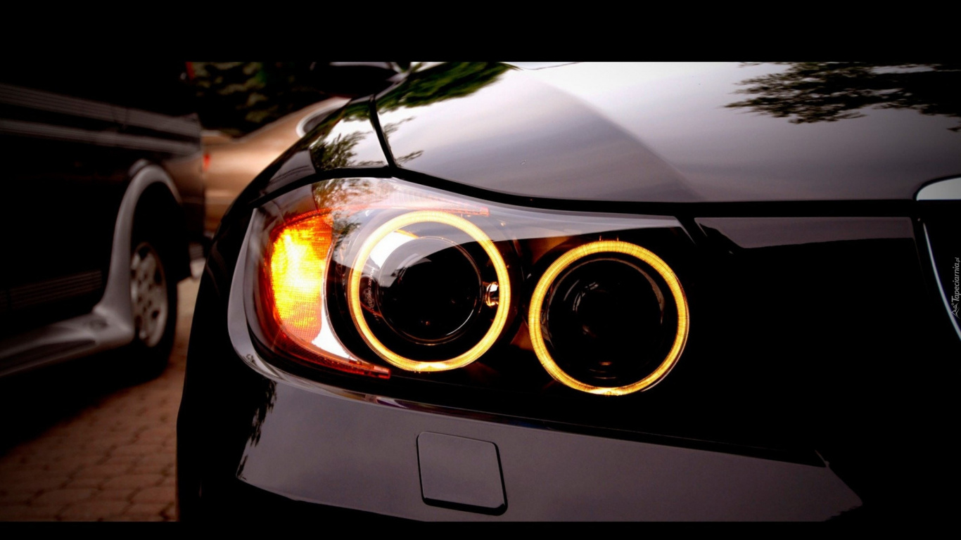 Schwarzes Auto Mit Seitlichem Licht. Wallpaper in 1366x768 Resolution