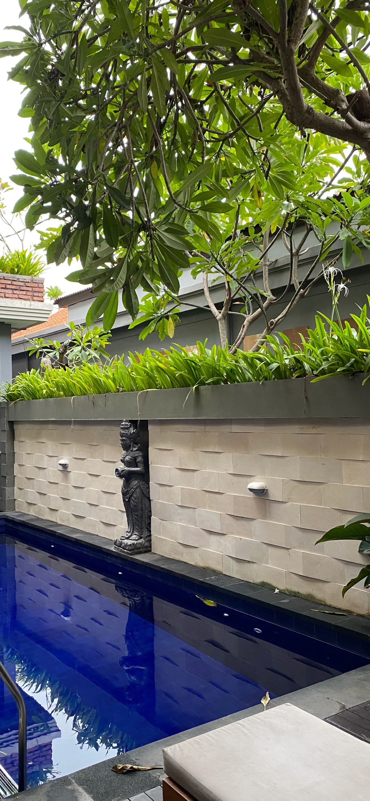 Bali, Pool, Immobilie, Wasser, Majorelle-blau. Wallpaper in 1242x2688 Resolution