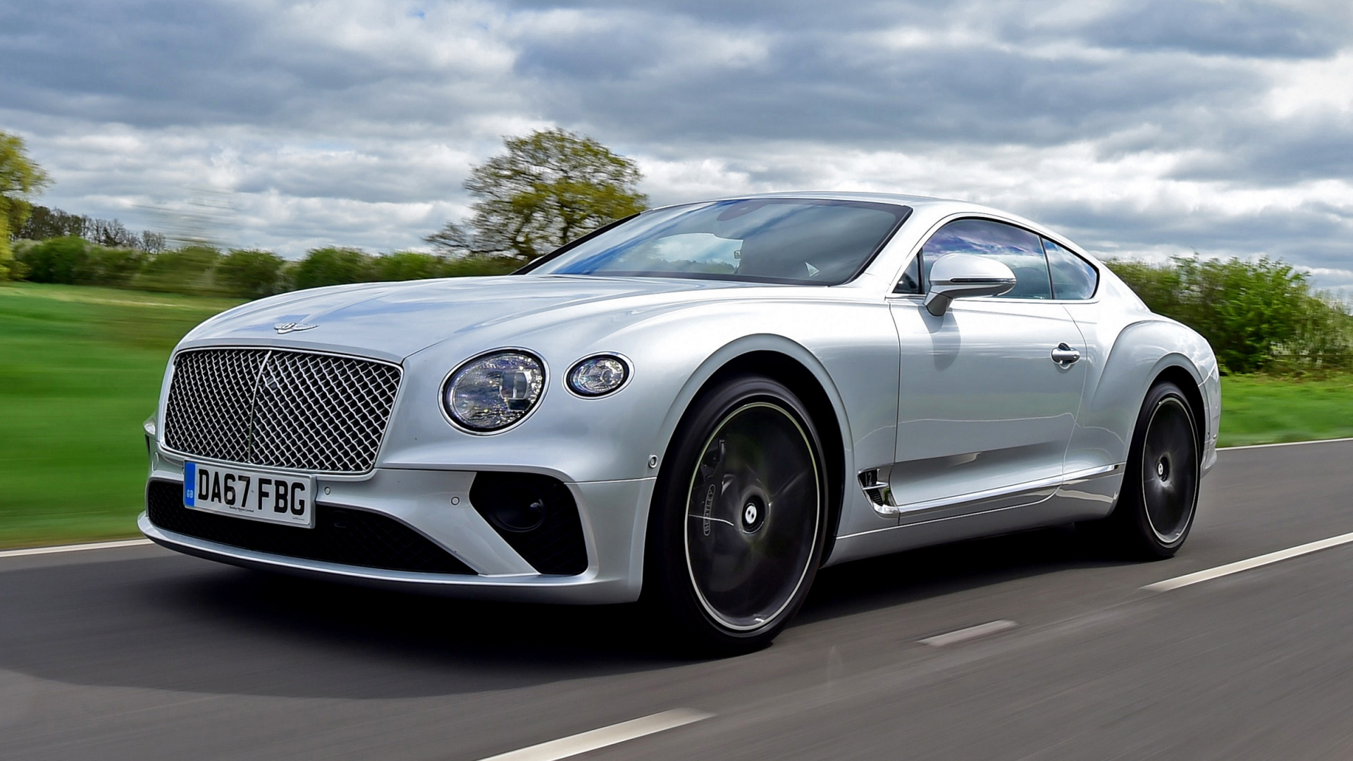 Silver Mercedes Benz Coupé Sur Route Pendant la Journée. Wallpaper in 1920x1080 Resolution